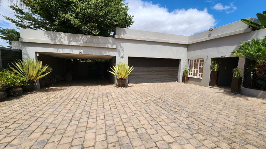 6 Bedroom Property for Sale in Panorama Western Cape